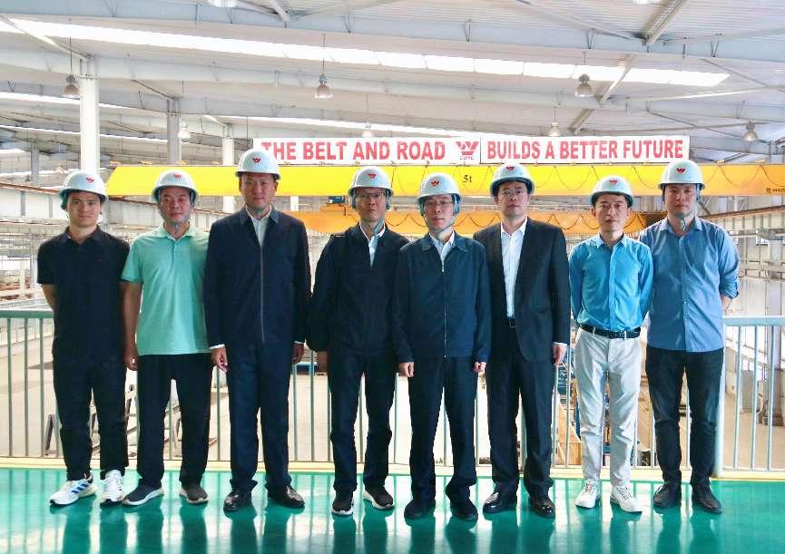 6 周金昭一行参观建筑工业化预制构件厂房